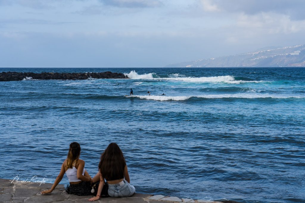 due ragazze guardano il surf a Gran Canaria