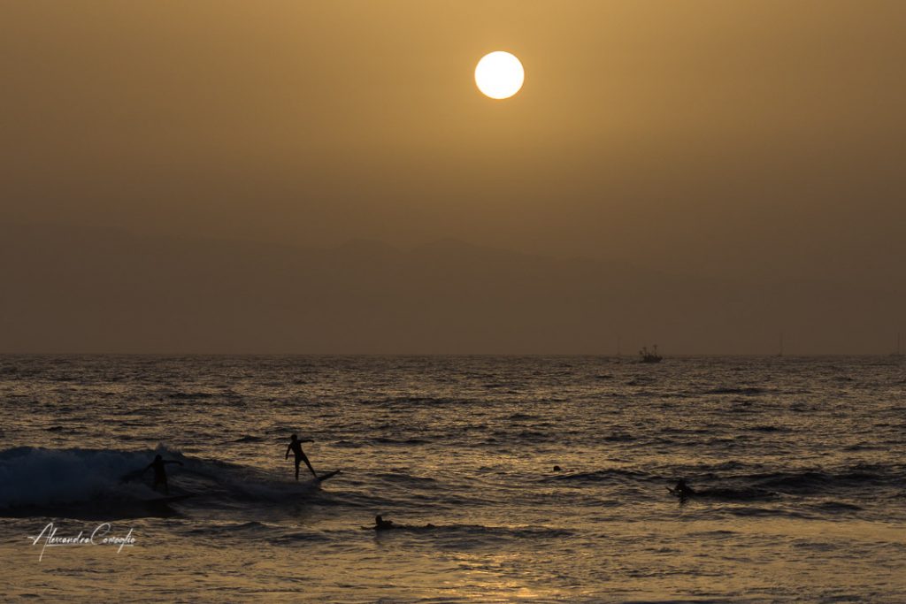 Surfista-al-tramonto